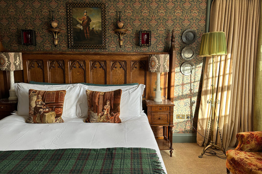 fife-arms-braemar-scotlan-kathryn-nathanson-indagare-bedroom